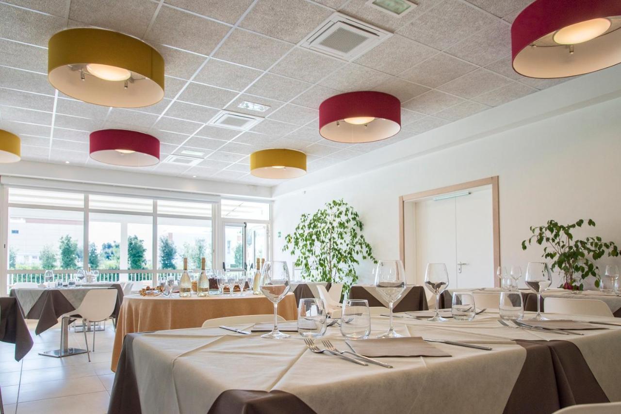 Eliopoli Beach Hostel & Restaurant Tirrenia Exteriér fotografie